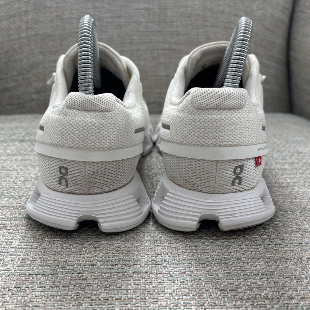 On Cloud 5 Running Shoes Sneakers in White Women’s Size 7 - Picture 4 of 8